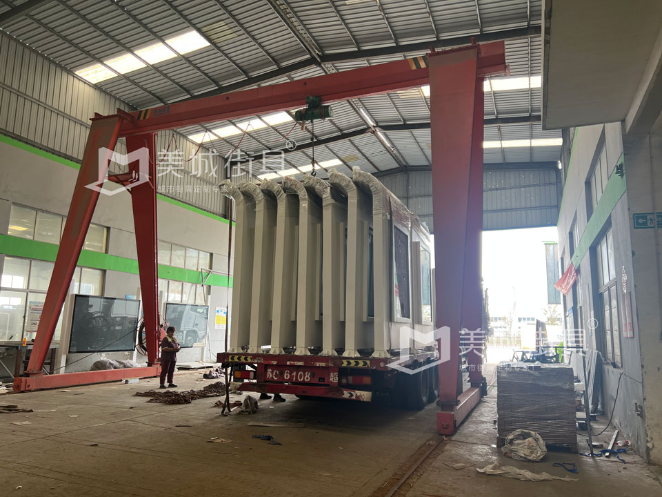 江苏美城街具为新疆定制公交站台第三批批发货案例